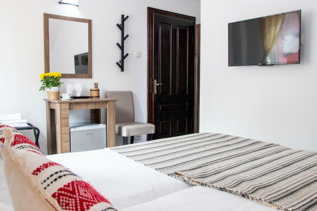 Hotel Floare De Colt Mînăstirea Humorului Dış mekan fotoğraf