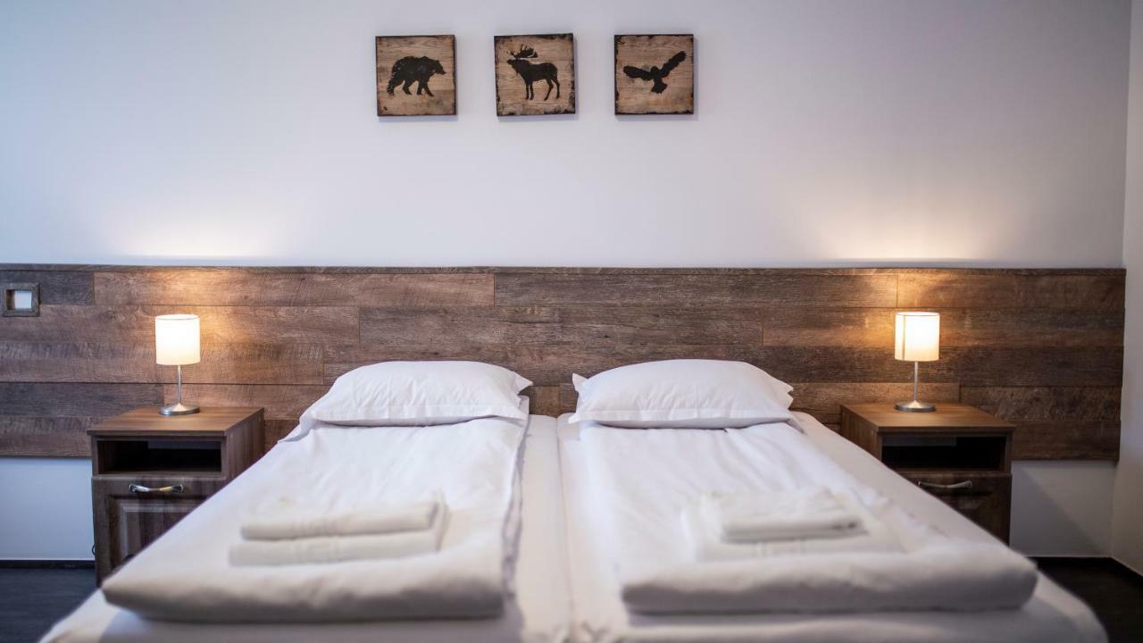 Hotel Floare De Colt Mînăstirea Humorului Dış mekan fotoğraf