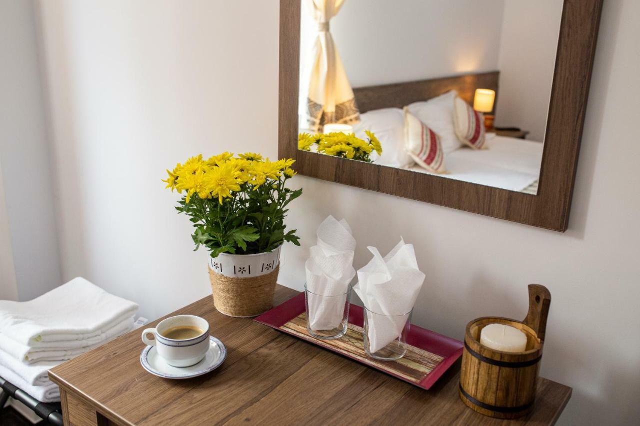 Hotel Floare De Colt Mînăstirea Humorului Dış mekan fotoğraf