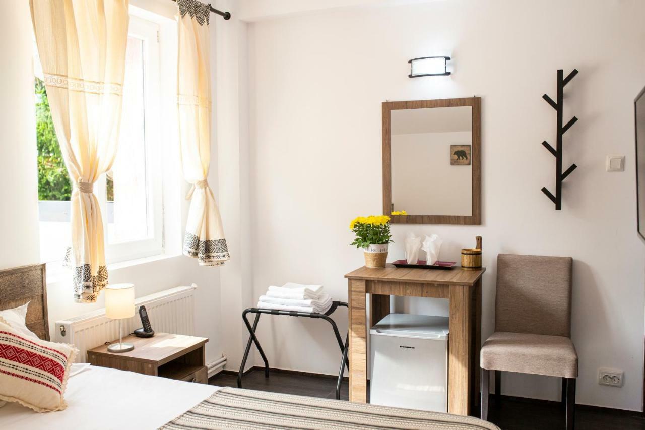 Hotel Floare De Colt Mînăstirea Humorului Dış mekan fotoğraf