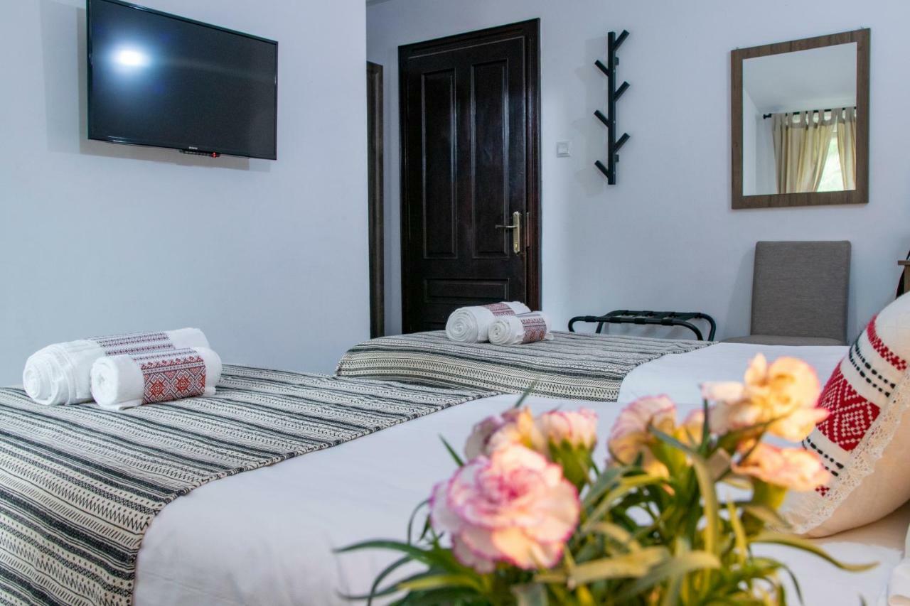 Hotel Floare De Colt Mînăstirea Humorului Dış mekan fotoğraf