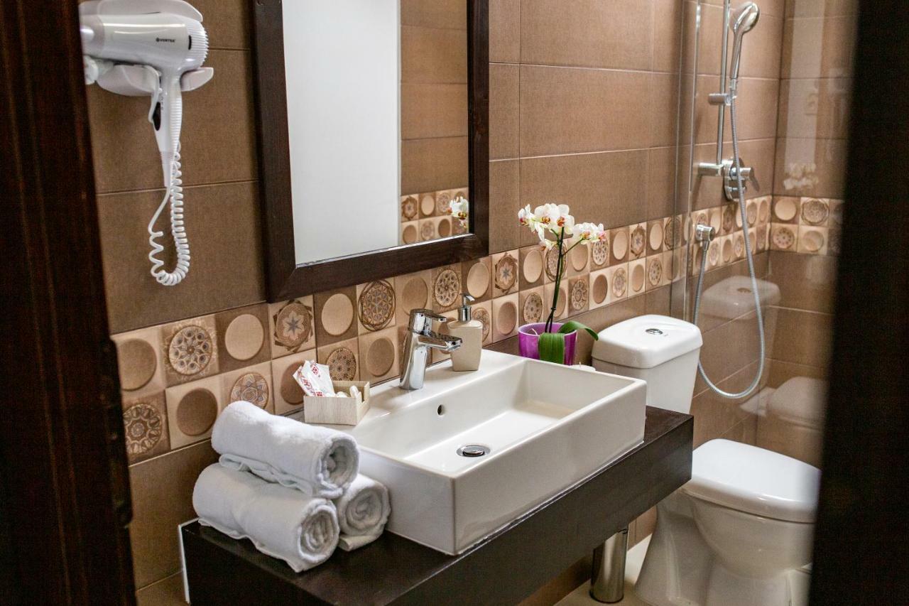 Hotel Floare De Colt Mînăstirea Humorului Dış mekan fotoğraf